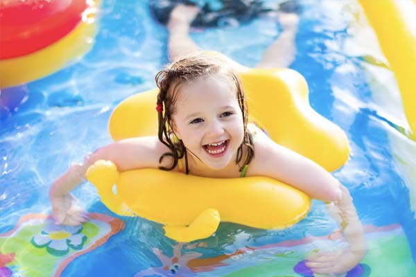 Kleines Mädchen im Schwimmbad